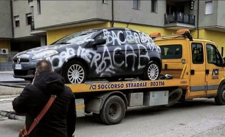 Giallo A Foggia Auto Imbrattata Con Scritte Contro Le Forze Dellordine