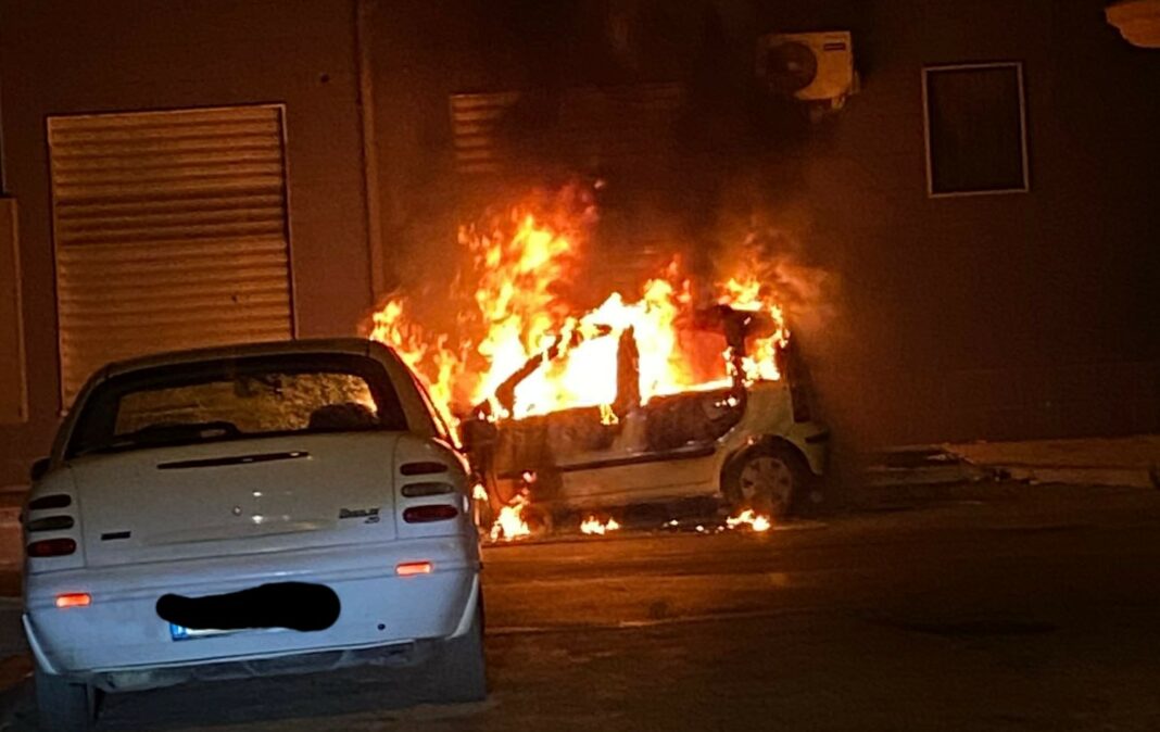 L'incendio dell'auto di un vigile urbano di Orta Nova