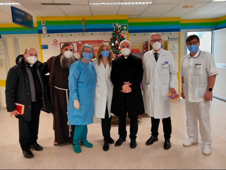Il Vescovo Luigi Renna all'Ospedale di Cerignola con il personale sanitario