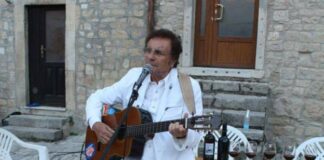 Toni Santagata suona la chitarra a Orsara