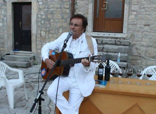 Toni Santagata suona la chitarra a Orsara
